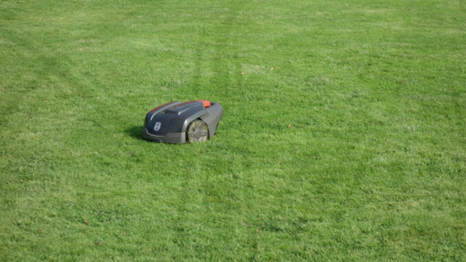 File:Husqvarna Automower 308 with track marks in lawn.jpg